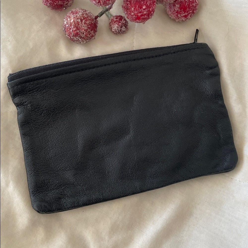 NWOT: 😊 _BRAND NEW Black Leather Toiletry/Coin Bag_ Zipper Closure